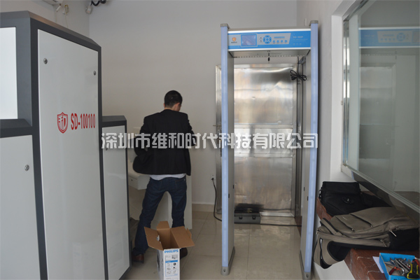 X光安檢機與液晶屏安檢門配套使用效果圖