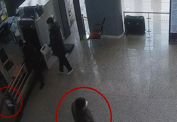 粗心大學(xué)生雙肩包落在安檢儀上【圖文】-2.jpg 粗心大學(xué)生雙肩包落在安檢儀上【圖文】-2.jpg