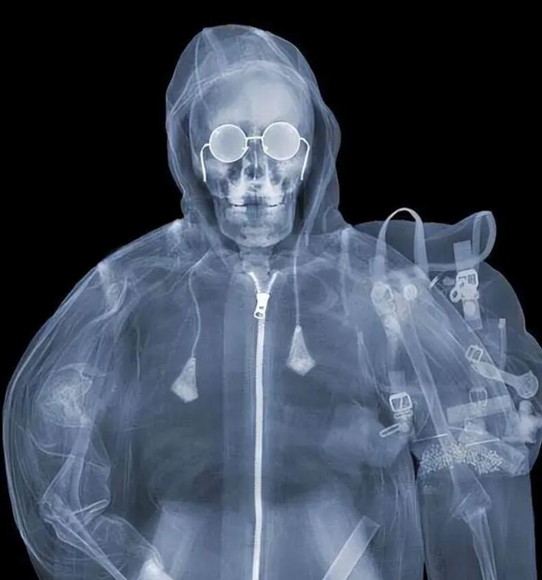 女性進入安檢門通道時,安檢員會感到尷尬嗎?過安檢的注意事項-4.jpg 女性進入安檢門通道時,安檢員會感到尷尬嗎?過安檢的注意事項-4.jpg