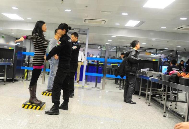 3-笫一次坐飛機(jī)登機(jī)流程 安檢門(mén)安檢注意事項(xiàng).jpg